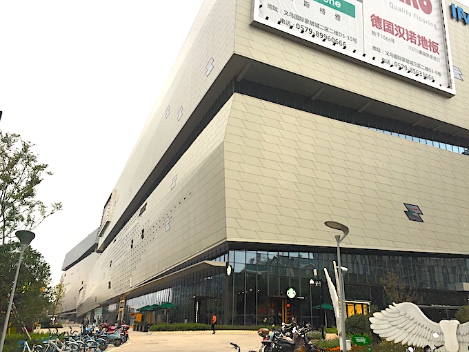 奥行きのある巨大な建物